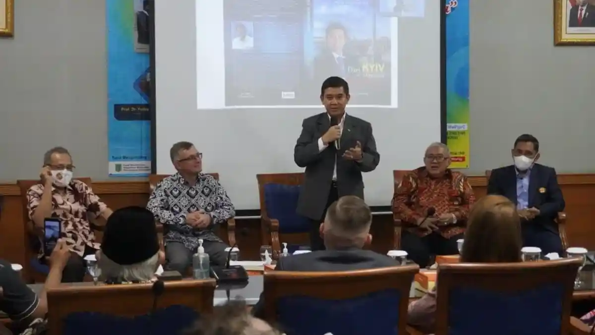 Yuddy Chrisnandi Luncurkan Buku yang Menceritakan Kisahnya Selama Bertugas di Ukraina