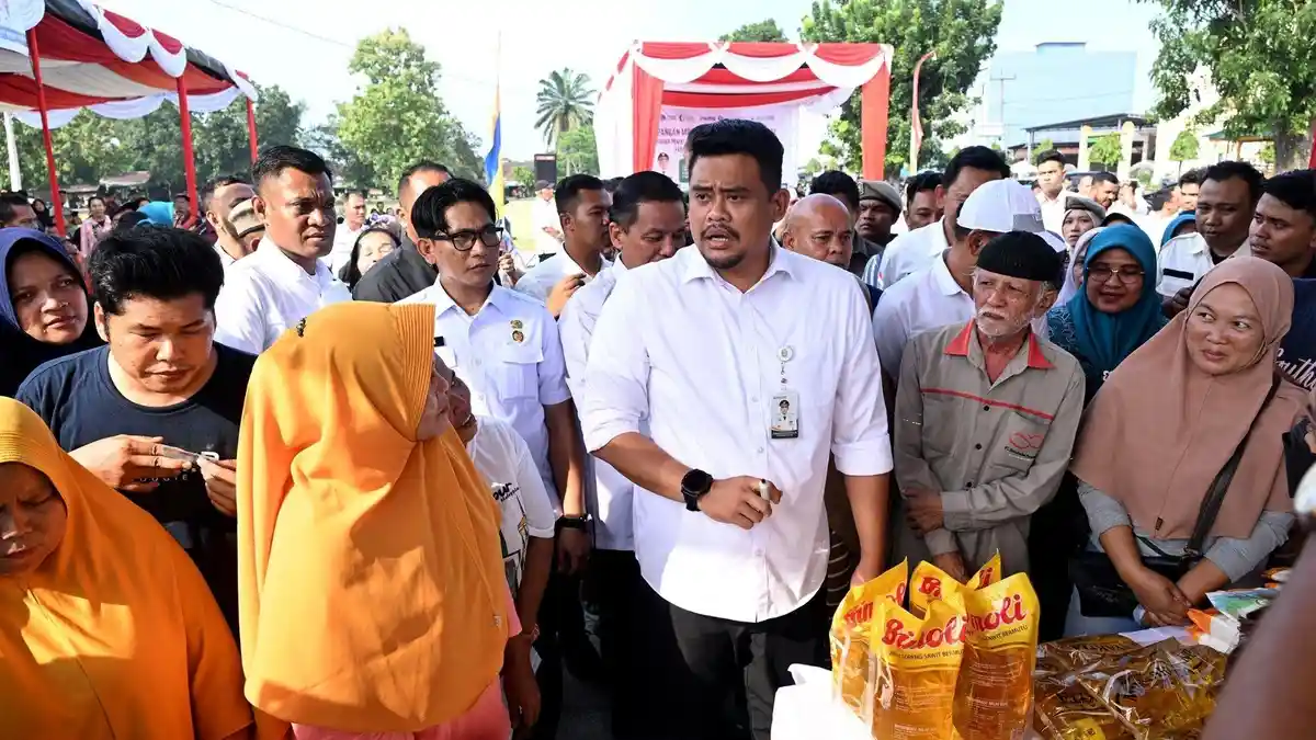 Tinjau Pelaksanaan Pasar Murah, Gubernur Sumut Bobby Nasution Turunkan Harga Bahan Pokok
