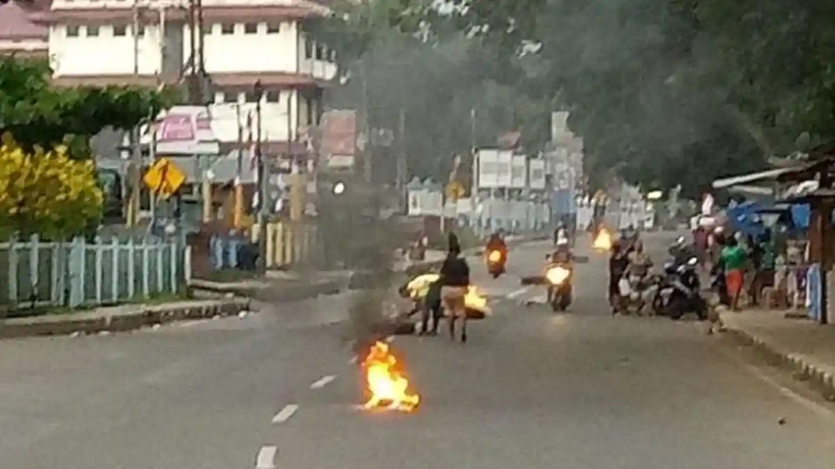 Manokwari Lumpuh Total, Warga Bakar Ban & Blokade Jalan, Protes Dugaan Rasisme ke Mahasiswa Papua