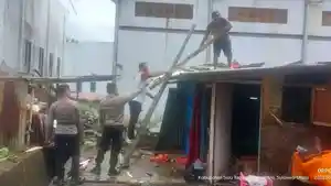 aparat-kepolisian-dibantu-warga-saat-melakukan-penanganan-pasca-bencancvv.jpg
