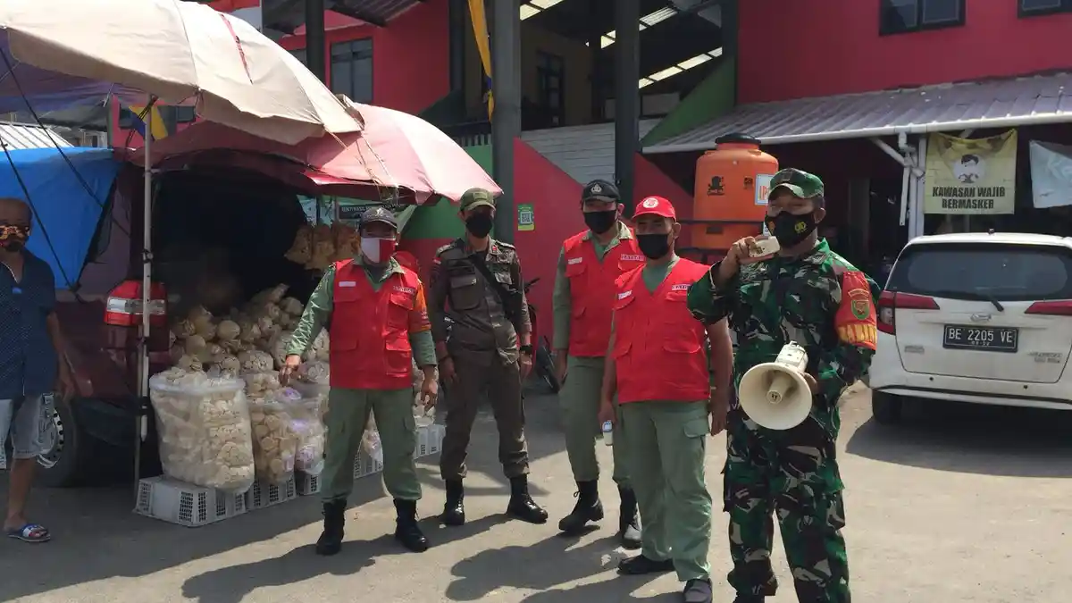 Dukung Program Pemerintah, Babinsa Koramil 410-04/TKT Edukasi Prokes di Pasar Rakyat Way Halim