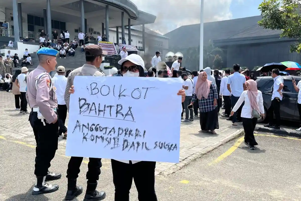 Enam Tuntutan CPNS dan PPPK 2024 Tahap I Sulawesi Tenggara Saat Demonstrasi di Depan DPRD Sultra