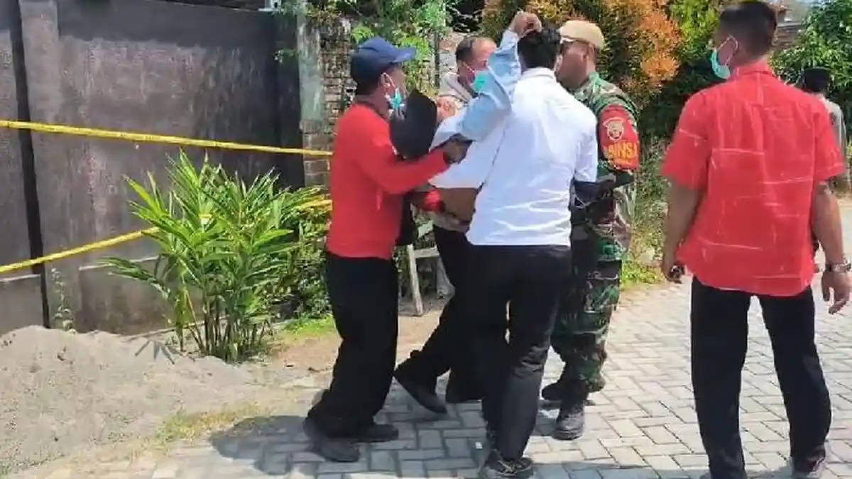 Tangis Histeris Iringi Penemuan Mayat N yang Dicor Kekasihnya di Lombok Barat