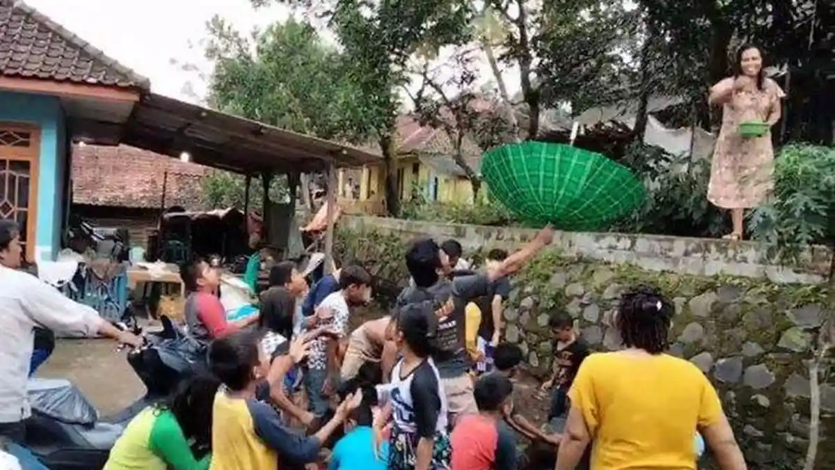 Tradisi Saweran di Kampung Miliarder Baru Hasil Proyek Waduk Kuningan, Ada Campuran Beras dan Bunga