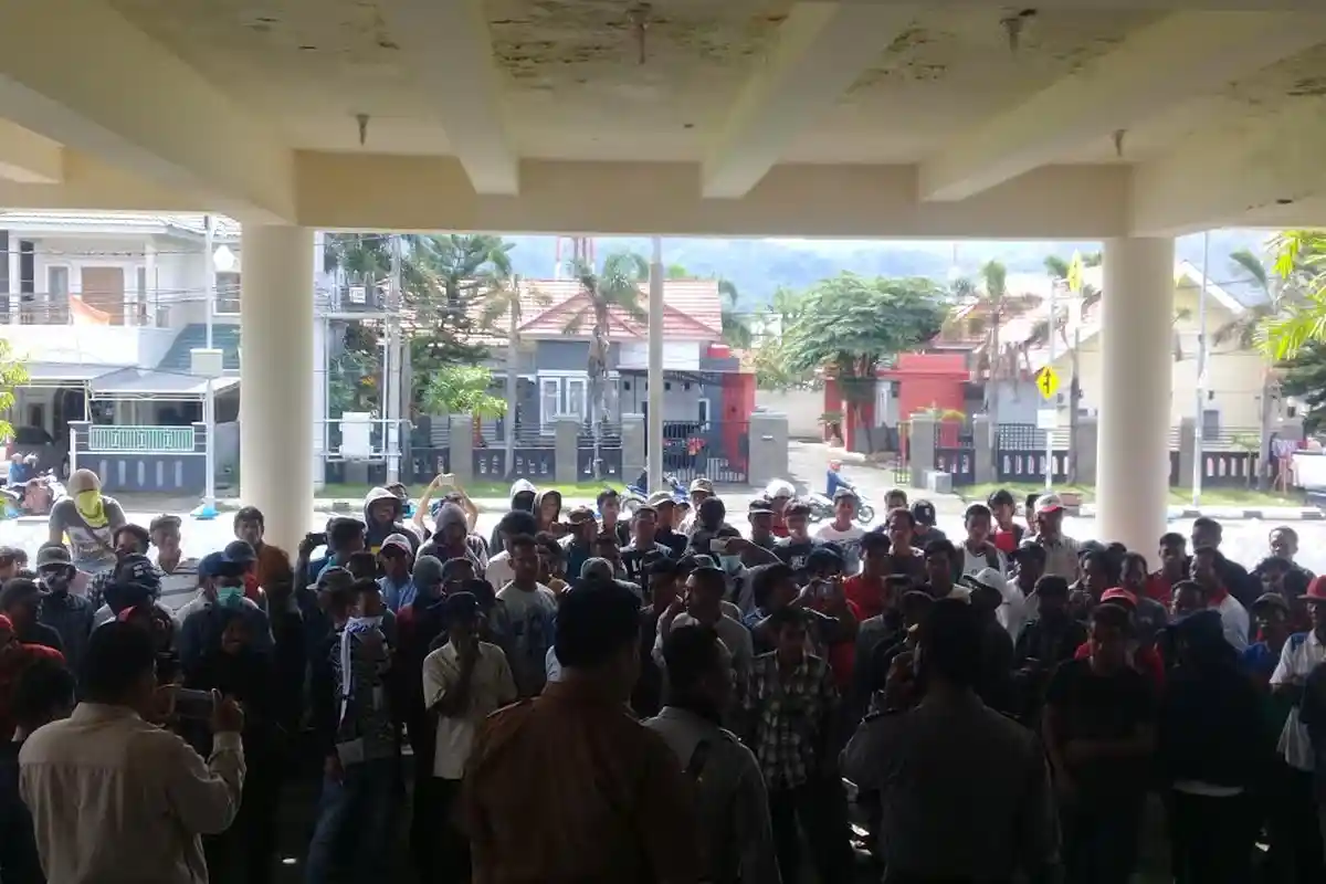 BREAKING NEWS: Ratusan Warga Pulau Karampuang Kepung Gedung DPRD Mamuju
