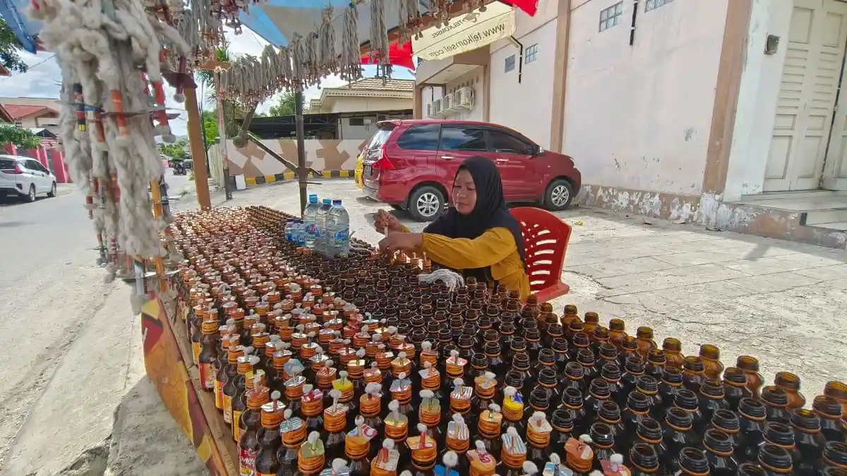 Penjual Curhat Lampu Botol Tumbilotohe Gorontalo tak Laku, Minyak Tanah Justru Laris