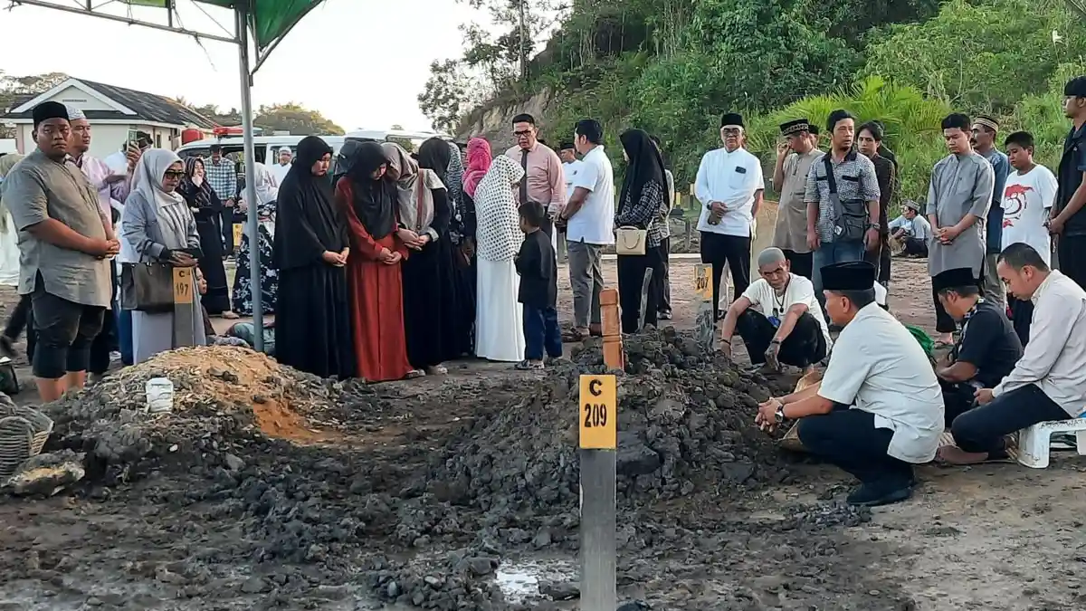 Hadiri Pemakaman Mantan Plt Sekda PPU, Walikota Samarinda Andi Harun : Almarhum Orangnya Periang