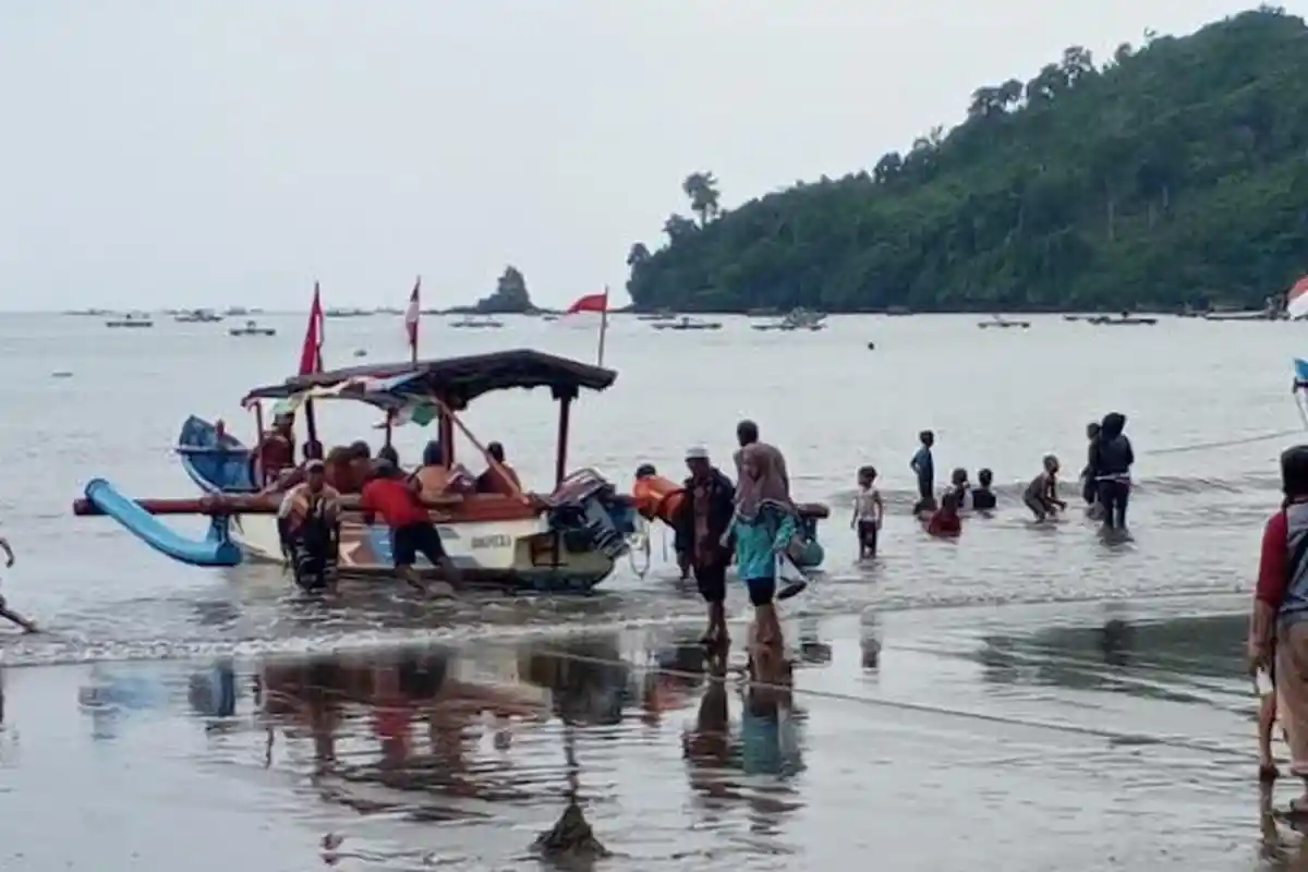 Jumlah Pengunjung Pantai Gemah di Saat Libur Tahun Baru 2025 Turun Drastis Dibanding 2024 