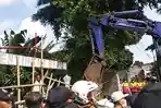 BREAKING NEWS: Tolak Eksekusi, Penghuni Kentingan Baru Solo Bikin Barikade Hadang Ekskavator