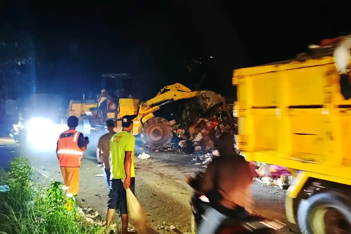 150 Ton Sampah di Tanjakan 2000 Akhirnya Diangkut: 1 Eksavator dan 11 Truk Diterjunkan