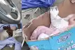 sebuah-video-viral-menunjukkan-seorang-bayi-berada-di-dalam-kotak-kertas-bekas-1.jpg