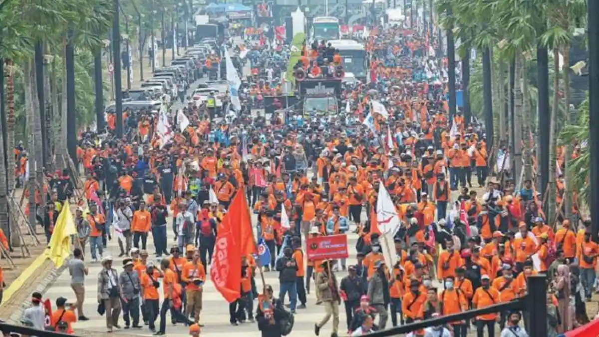 Kapolda Traktir Bakso dan Ketoprak Untuk Massa Buruh yang Berujuk Rasa di Depan Gedung DPR