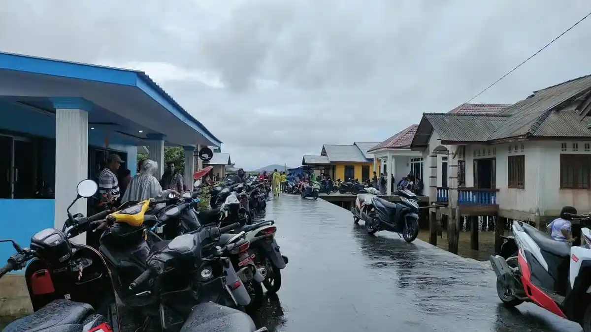 Warga Serasan Korban Longsor Natuna Antre di PLBN Demi Dapat Makan