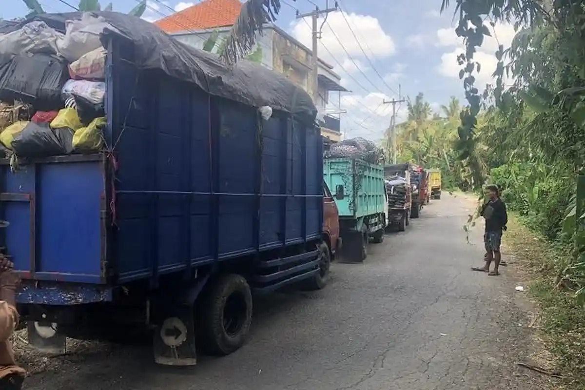 ANTREAN Truk Sampah di TPA Mandung Tabanan Sejak Pagi, Kiriman Dari Denpasar 