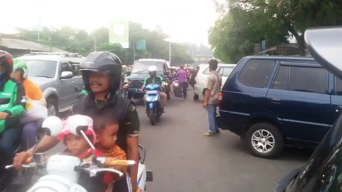 Jalan Menuju Kuburan Karet Terpantau Padat