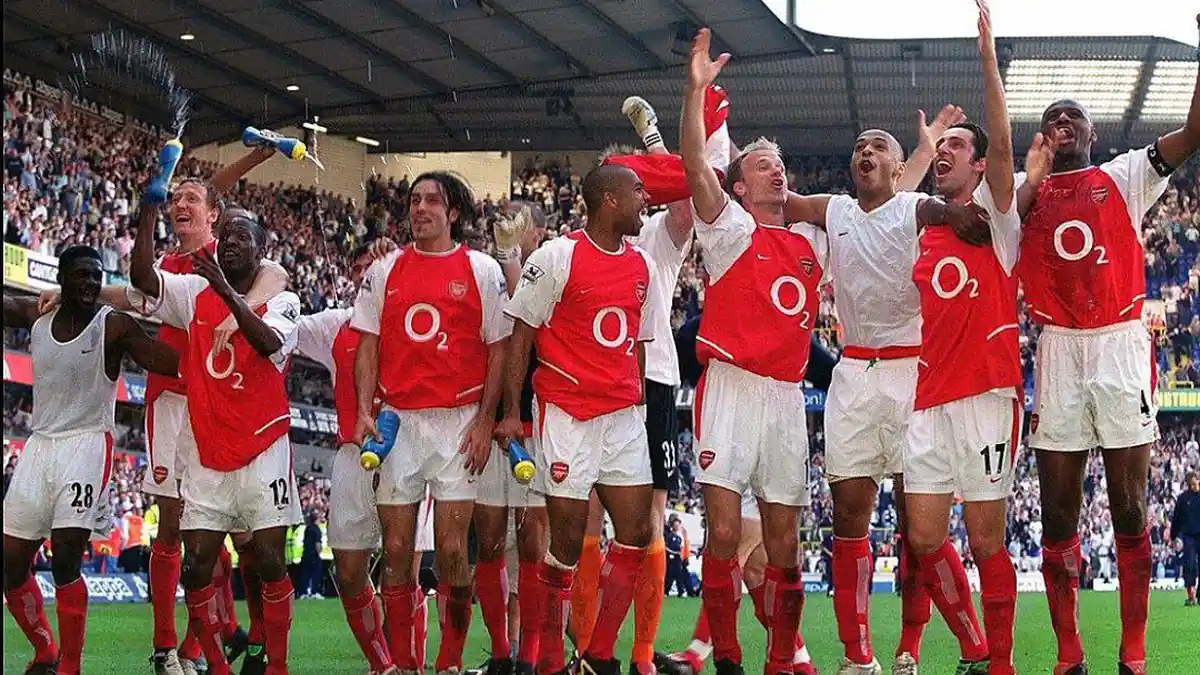 ON THIS DAY - Arsenal Rayakan Gelar Juara Invicibles di Stadion White Hart Lane