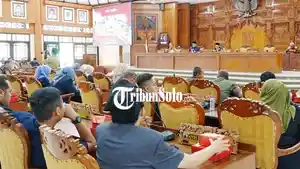 Rapat-Paripurna-DPRD-Klaten-yang-membahas-pemandangan-umum-3.jpg