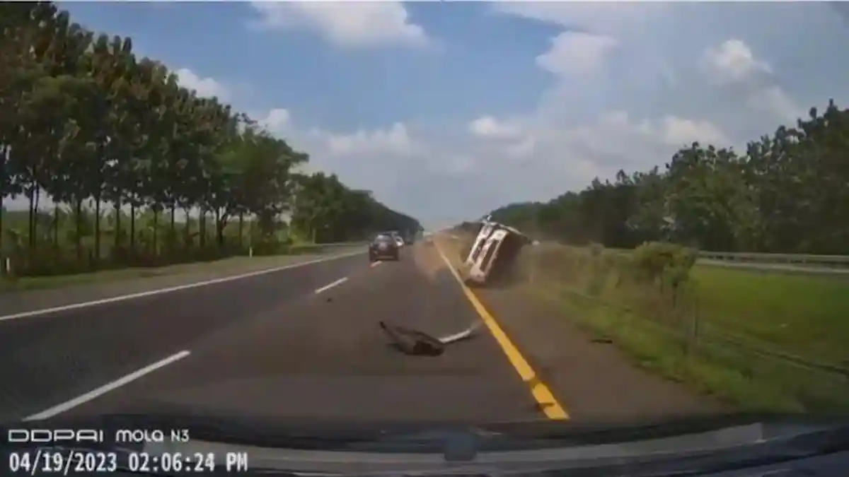 Ditabrak Dari Belakang, 1 Unit Mobil di Tol Cipali Terguling, Pelakunya Melarikan Diri