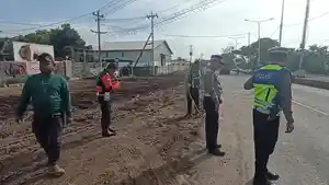 20260607_Polres-Kendal-cek-kondisi-jalan-pantura-licin-kena-tanah-uruk-galian-c_1.jpg