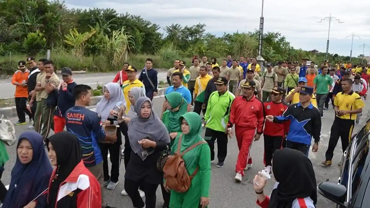 Pemkab Bener Meriahkan HKN dengan Jalan Santai dan Bakti Sosial