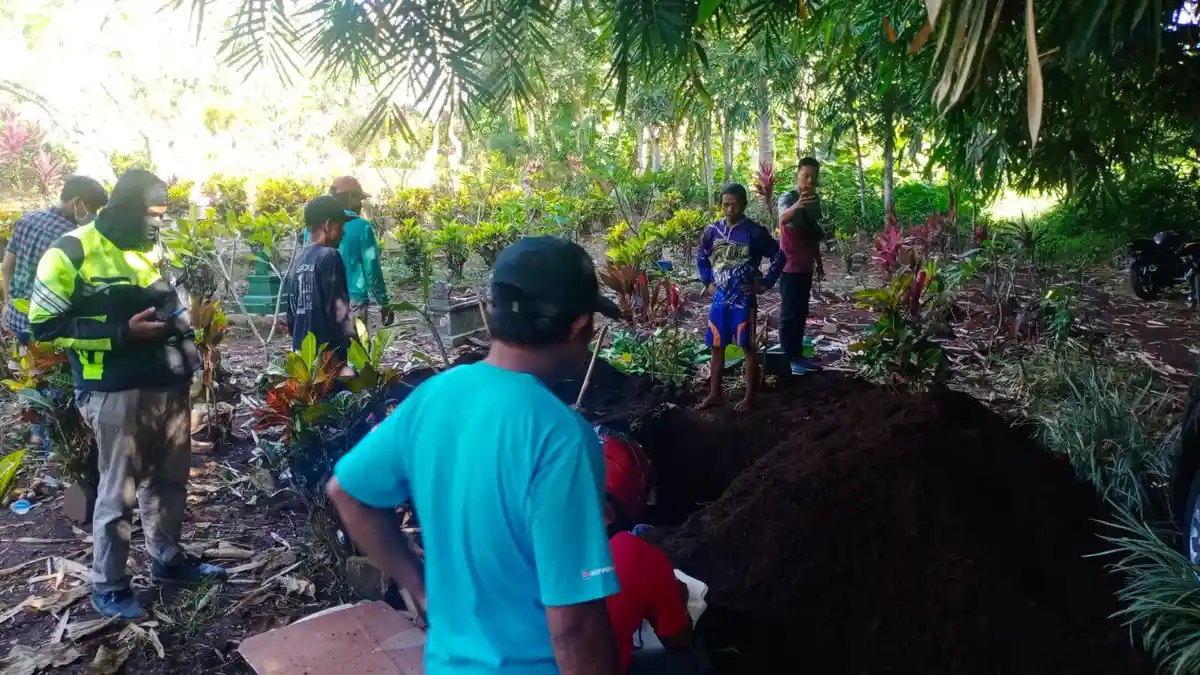 Identitas Belum Diketahui, Jasad yang Terdampar di Pantai Candrian Banyuwangi Dimakamkan