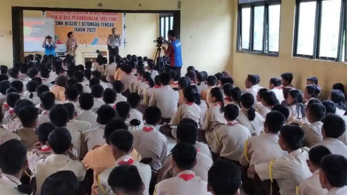 Stop Bullying pada Pelajar, Kanit Sabhara Polsek Ketungau Tenggah Sosialisasi di Sekolah