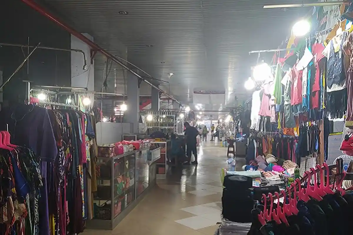 Curhatan Pedagang di Pasar Sentral Wua Wua Kendari, Jualan Pakai Lampu Darurat, Listrik Padam 8 Hari