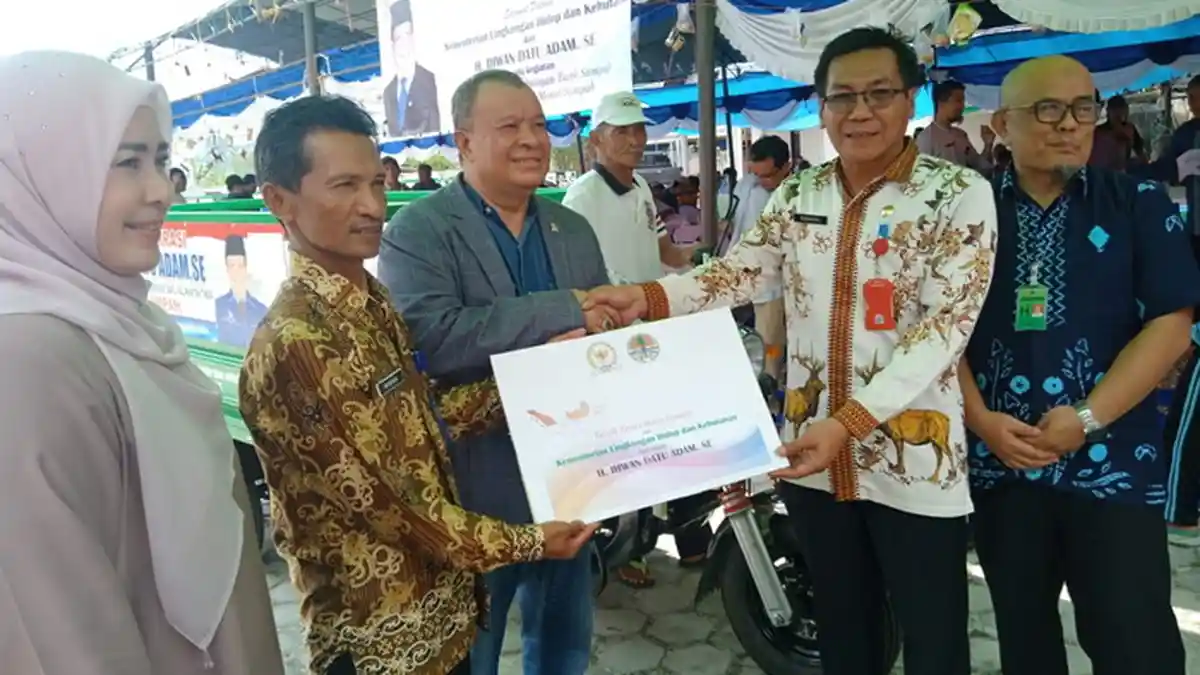 Serahkan 15 Motor Sampah di PPU, Ini Pesan Datu Adam