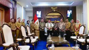 Gubernur-dan-direktur-politeknik-pariwisata.jpg