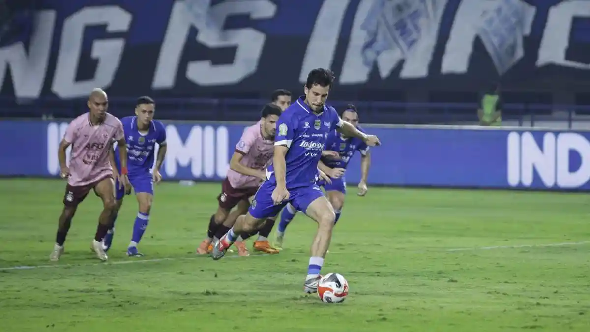 Thom Haye dan Andrew Jung Bawa Persib Tekuk Persik 2-0 di Babak Pertama lewat Dua Penalti di GBLA
