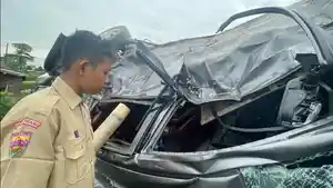 Seorang-anak-mengamati-bagian-dalam-mobil-Honda-Mobilio1.jpg