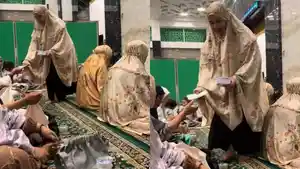 bagi-bagi-amplop-kepada-jemaah-usai-salat-tarawih-di-Gresik-Jawa-Timur.jpg