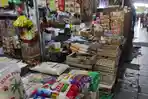PASAR-Suasana-pasar-baru-Gresik-yang-sepi-pembeli-akibat-banyak-PKL-dan-toko-online-Minggu.jpg
