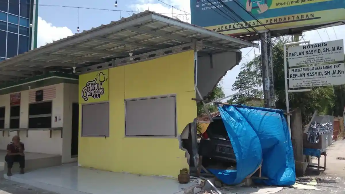 Buru-buru Mau Ikut Ospek, Mahasiswi UBL Tabrak Kantin