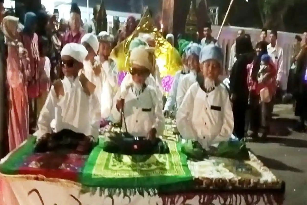 Rayakan Malam Tahun Baru Islam 1445 H di Bangkalan, Warga Gelar Pawai Obor dan Lampion Keliling Desa