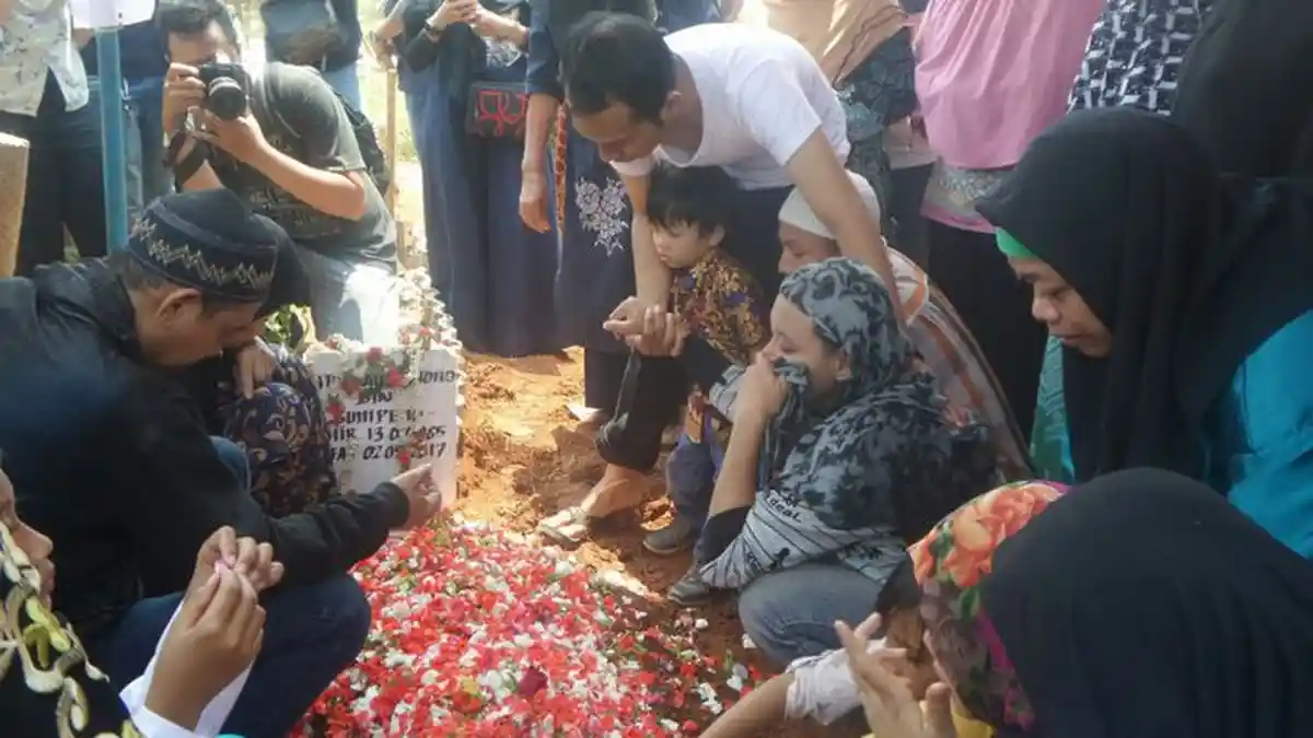Pemakaman Penuh Haru, Nisan Catur Terus Dibasahi oleh Air Mata dari Sosok ini
