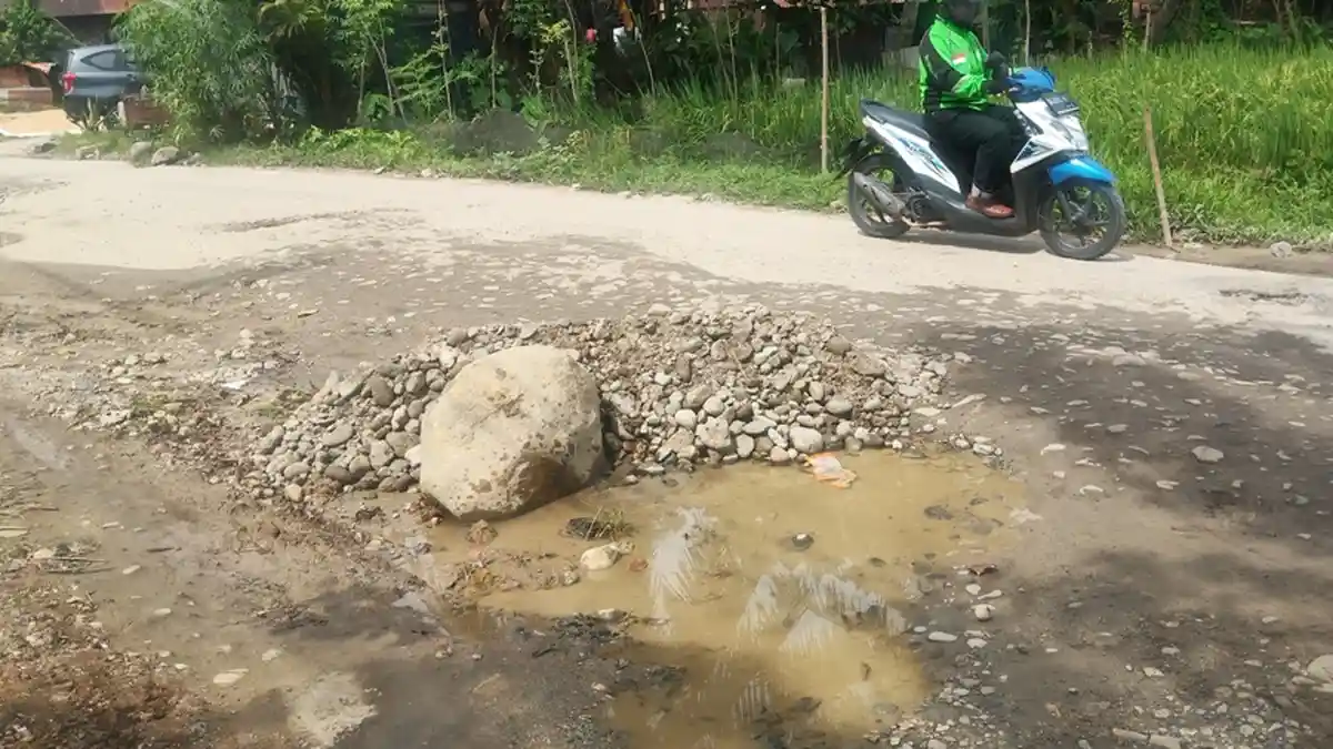 Jalan Balai Baru Kuranji Padang Rusak Parah, Warga Protes: Letakan Batu Besar dan Tanam Pohon Pisang