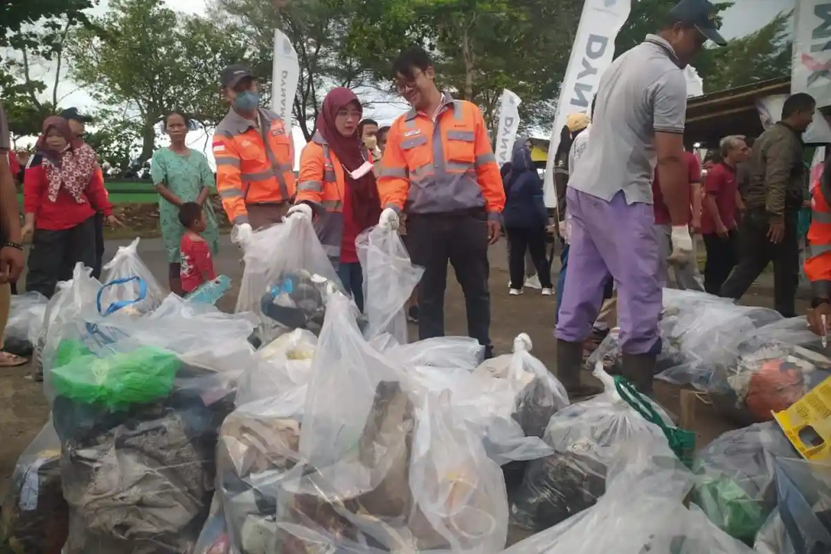 Sampah 850 Kilogram Diangkut dari Pantai Teluk Penyu Cilacap