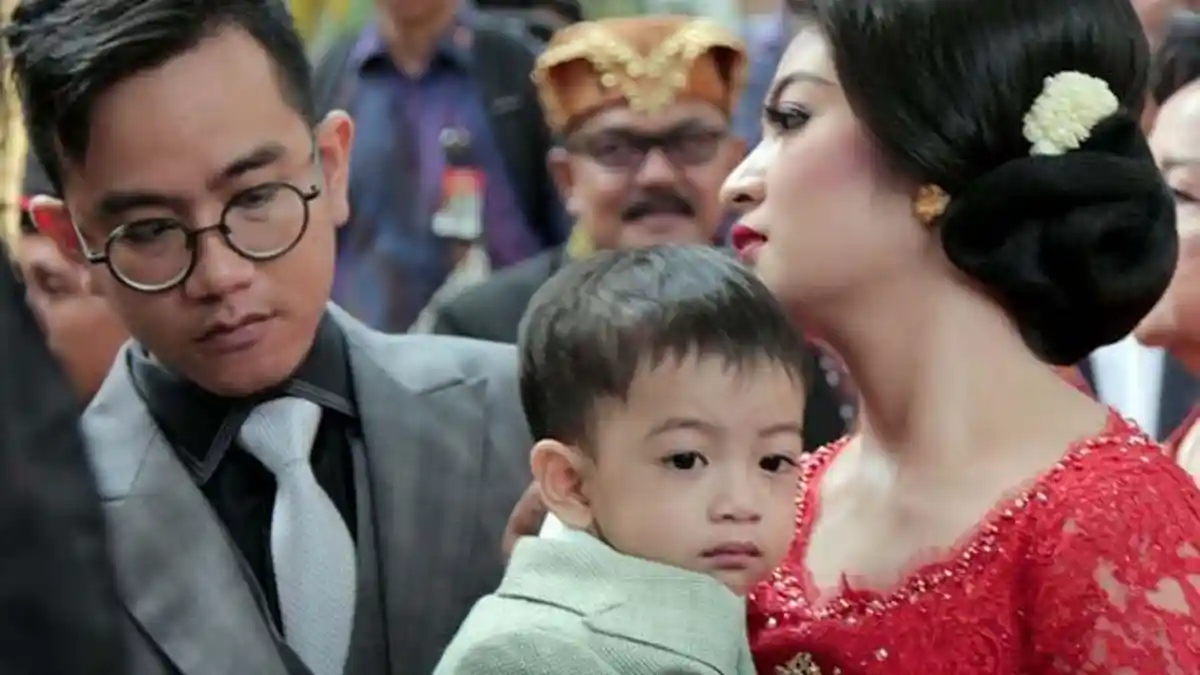 Gibran Rakabuming Bagi-Bagi THR ke Warga, Pemberian Selvi Ananda Ditolak Anak Kecil jadi Sorotan