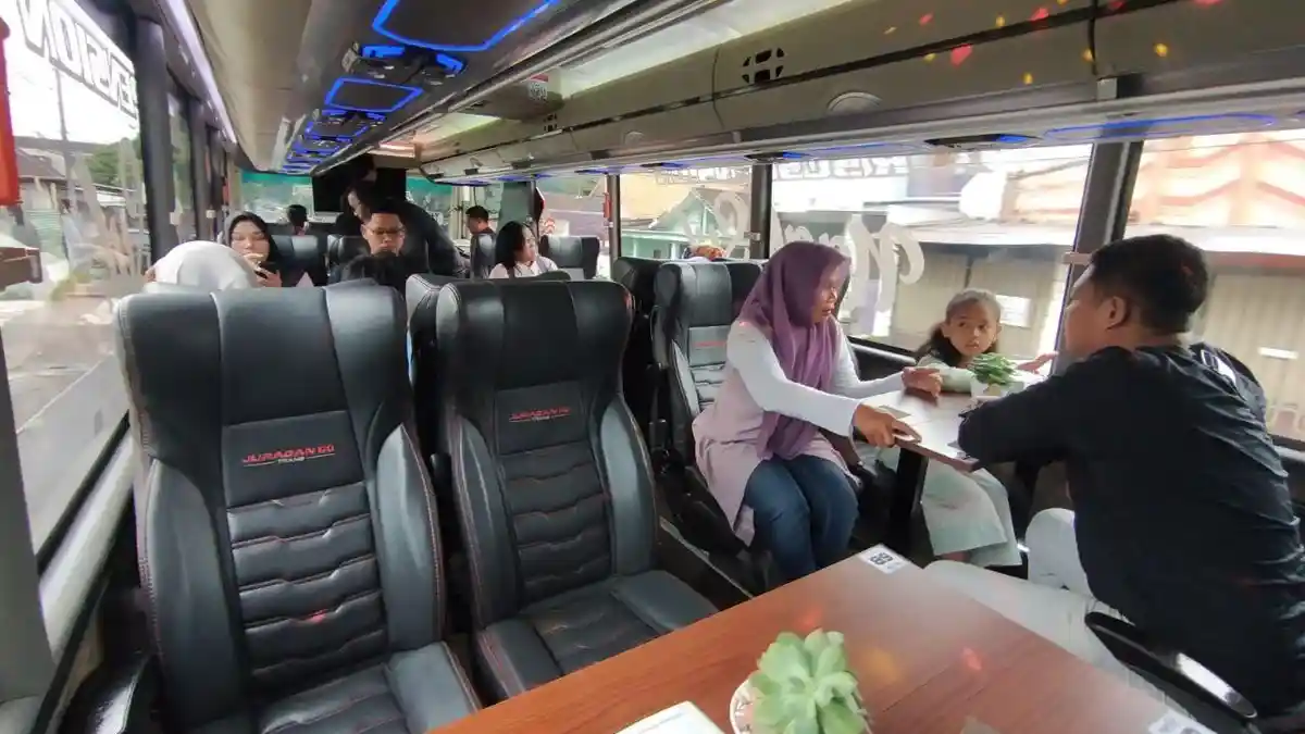 J99 Corp Ajak Warga Kota Malang Ngabuburit Ala Sultan di Dalam Bus