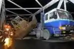 Dozer Melintang di Jembatan Mahakam