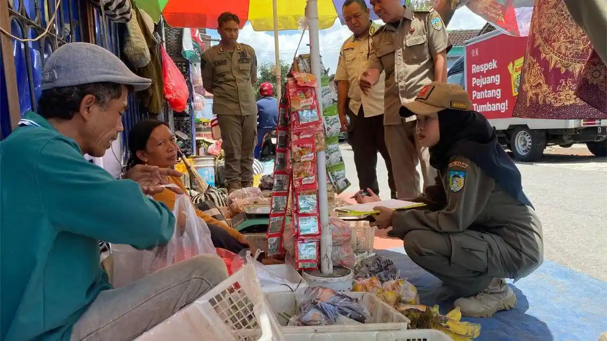 Aduan Warga via 'Halo Masbup' Direspons Satpol PP, PKL di Pasar Wates Kediri Ditata