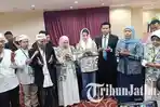 Khofifah-Indar-Parawansa-Emil-Dardak-melakukan-doa-bersama-sebelum-debat.jpg