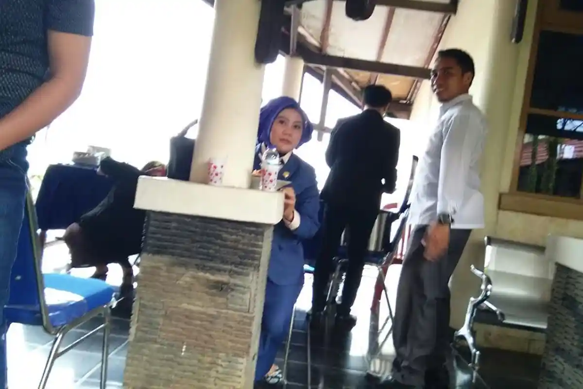 Intip Gaya Ketua DPRD Mamuju Nikmati Santap Siang Usai Pimpin Sidang Paripurna