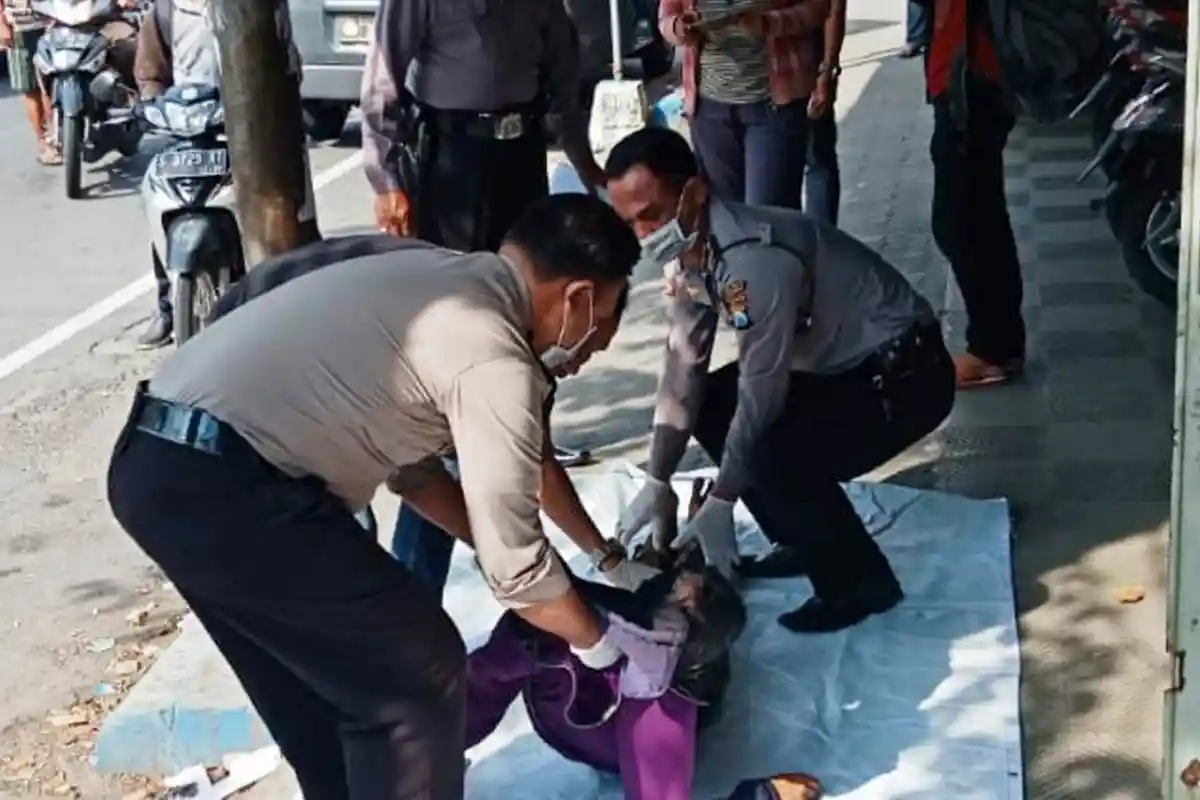 Ada Mayat Pria Berusia Sekitar 55 Tahun Tergeletak di Trotoar Jalan Gus Dur, Jombang
