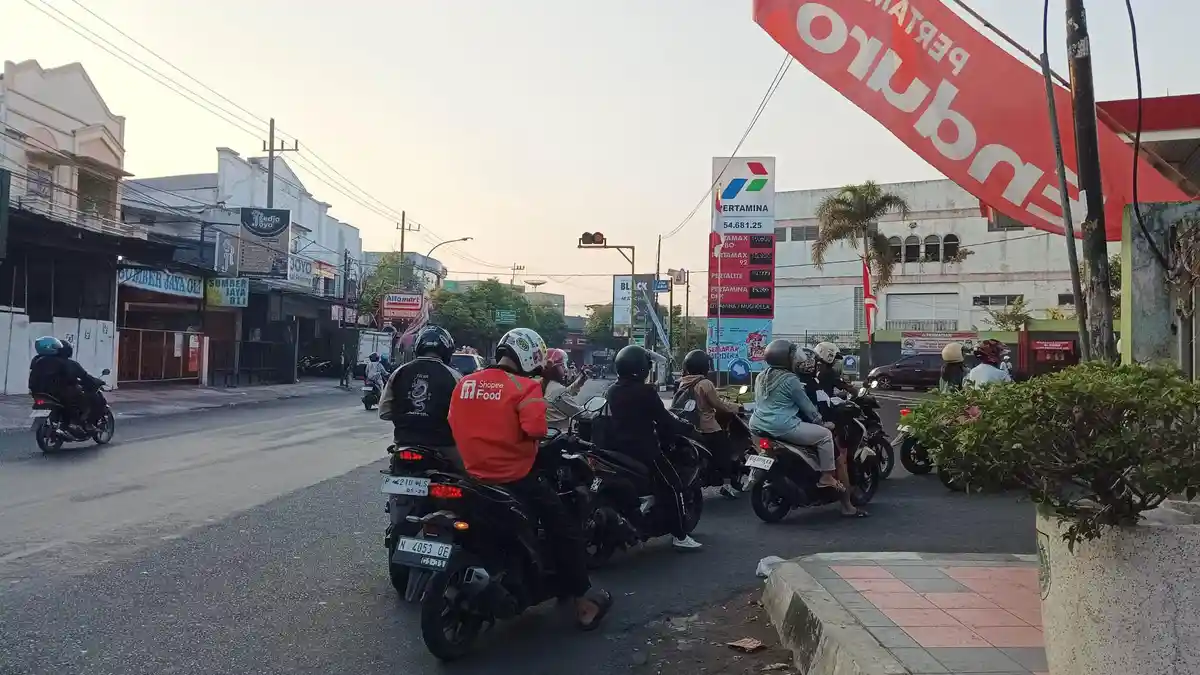 Antrean Pertalite Mengular di Sejumlah SPBU Jember hingga ke Jalan Raya