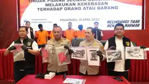 Polda-Riau-konfrensi-pers-terkait-penganiayaan-sesama-debt-collector.jpg