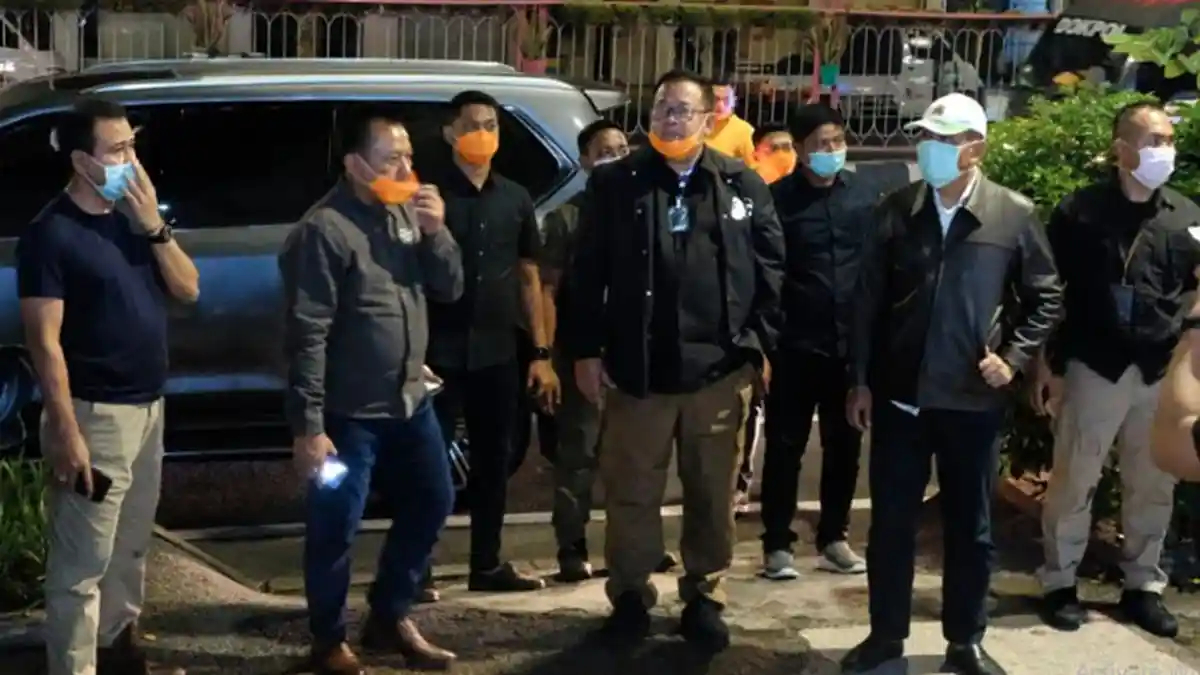 Polisi Konvoi Sidak Covid-19, Semprot Disinfektan dan Bubarkan Kerumunan di Area Publik Surabaya