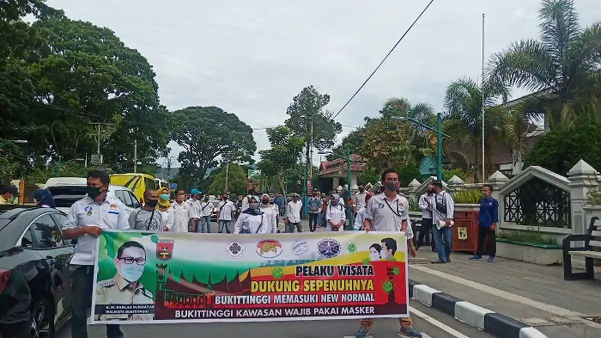 Hari Pertama New Normal di Bukittinggi, Pelaku Wisata Lakukan Edukasi di Kawasan Wisata