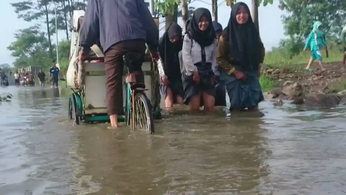 Para Siswi di Rancaekek Terpaksa Angkat Rok Terjang Banjir Agar Seragam Tetap Kering